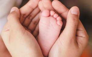 Vistiendo al recién nacido con estilo clásico: Cómo crear una primera puesta encantadora y atemporal
